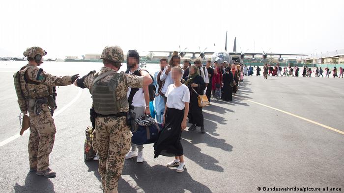 Войници от Бундесвера направляват чакащи за евакуация на летището в Кабул