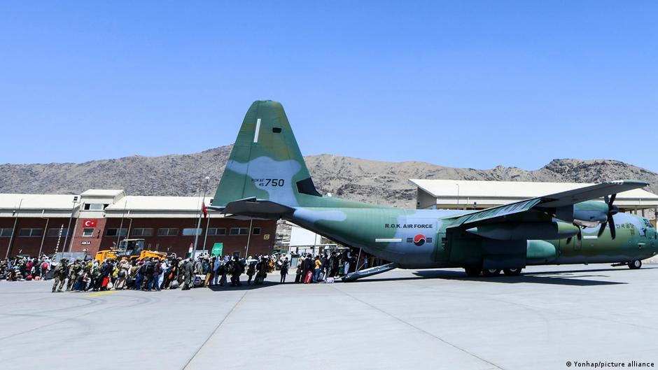 Advierten ″alta amenaza terrorista″ en aeropuerto de Kabul | El Mundo | DW - Vimarsana News