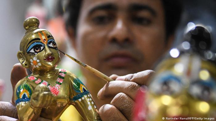 Još nekoliko poteza četkicom i statua Krišne je gotova. U osmom danu meseca Šravana – odnosno za nekoliko dana, u ponedeljak 30. avgusta – u Indiji se obeležava praznik Džanmaštami, rođendan hinduističkog božanstva Krišne.