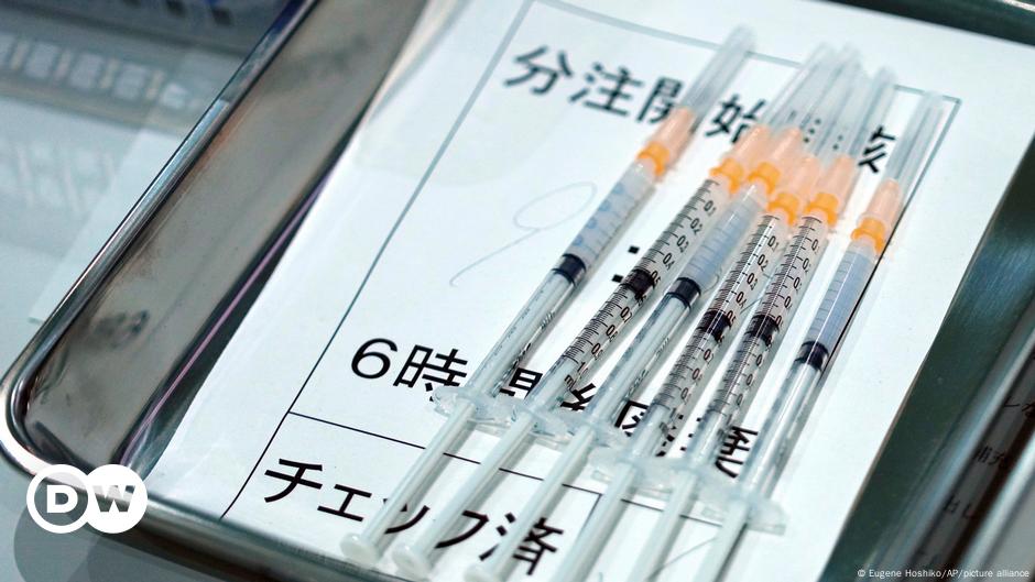 Regions of Japan suspend use of Moderna vaccine |  The World |  DW