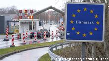 08/04/2021 Blick auf den Grenzübergang nach Dänemark in Krusau  Kupfermühle. Die Einreise von Personen, die weder die dänische Staatsangehörigkeit noch Wohnsitz in Dänemark haben, ist grundsätzlich nur noch erlaubt, wenn ein triftiger Grund für die Reise vorliegt und ein negatives Ergebnis eines COVID-19-Tests vorgelegt wird, der maximal 24 Stunden vor Einreise vorgenommen wurde. Für die Grenzregion Schleswig-Holstein gelten Sonderregeln.
