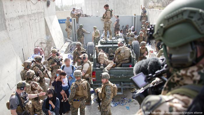 Soldaten der Bundeswehr und anderer Armeen beim Evakuierungseinsatz am Flughafen Kabul Soldaten der Bundeswehr und anderer Armeen beim Evakuierungseinsatz am Flughafen Kabul