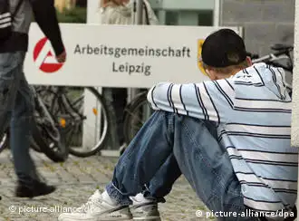 ARCHIV - Ein junger Mann sitzt am 22.07.2008 vor dem Eingang zur Agentur für Arbeit in Leipzig. Wenn die Wirtschaft aus dem Tritt gerät, sind junge Leute oft die ersten, die ohne Job dastehen. Die Nachwehen der Krise sind für die 15- bis 24-Jährigen lange nicht vorbei: Die UN stellt eine Rekord-Arbeitslosigkeit fest - und warnt vor einer «verlorenen Generation». Dabei kommen die jungen Jobsuchenden in den Industrieländern noch vergleichsweise glimpflich davon. In Deutschland etwa waren 2009 rund 40 Prozent mehr junge Leute arbeitslos als 2000. Foto: Waltraud Grubitzsch dpa (zu dpa-Korr Junge Arbeitslose als verlorene Generation ? vom 12.08.2010) +++(c) dpa - Bildfunk+++