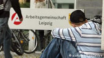 ARCHIV - Ein junger Mann sitzt am 22.07.2008 vor dem Eingang zur Agentur für Arbeit in Leipzig. Wenn die Wirtschaft aus dem Tritt gerät, sind junge Leute oft die ersten, die ohne Job dastehen. Die Nachwehen der Krise sind für die 15- bis 24-Jährigen lange nicht vorbei: Die UN stellt eine Rekord-Arbeitslosigkeit fest - und warnt vor einer «verlorenen Generation». Dabei kommen die jungen Jobsuchenden in den Industrieländern noch vergleichsweise glimpflich davon. In Deutschland etwa waren 2009 rund 40 Prozent mehr junge Leute arbeitslos als 2000. Foto: Waltraud Grubitzsch dpa (zu dpa-Korr Junge Arbeitslose als verlorene Generation ? vom 12.08.2010) +++(c) dpa - Bildfunk+++