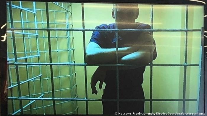 Alexey Navalny aparece atrás de grades em imagem de câmera interna do presídio. Navalny, um dos principais opositores de Vladimir Putin, está preso na Rússia acusado de fraude