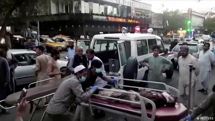  Eine Bildschirmaufnahme zeigt Menschen, die einen Verletzten nach einem Anschlag auf dem Kabuler Flughafen in Kabul, Afghanistan, am 26. August 2021 in ein Krankenhaus bringen.