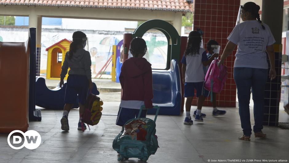 EUA: Professora corta cabelo cacheado de menina e pai processa a escola por  racismo - Blog do Valente