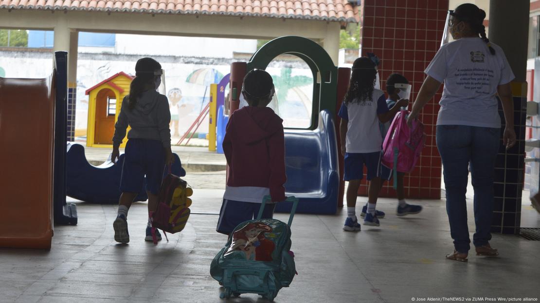 Alunos entram em escola em Natal