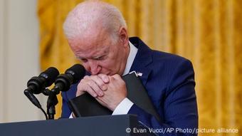Visiblement secoué, le président américain Joe Biden a réagi en prometant de pourchasser et de faire payer les auteurs de l'attaque. Visiblement secoué, le président américain Joe Biden a réagi en prometant de pourchasser et de faire payer les auteurs de l'attaque.