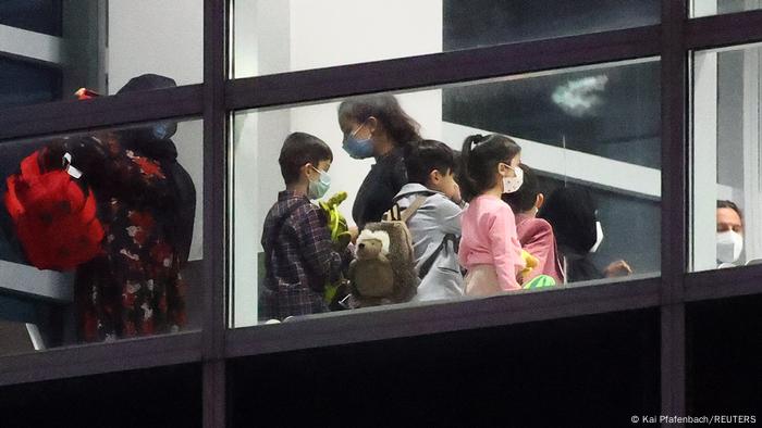Deutschland | Afghanische Flüchtlinge landen mit dem letzten Flugzeug über Taschkent aus Kabul am Frankfurter Flughafen Deutschland | Afghanische Flüchtlinge landen mit dem letzten Flugzeug über Taschkent aus Kabul am Frankfurter Flughafen
