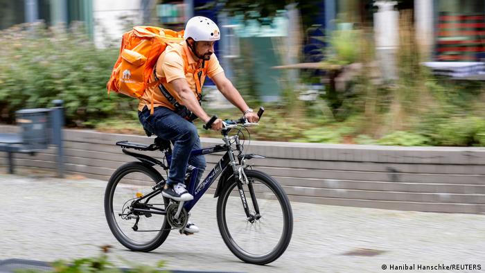 Deutschland | Afghanischer Ex-Minister Sayed Sadaat arbeitet als Lieferando Fahrradkurier