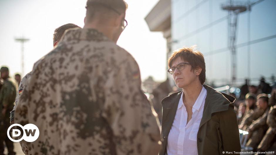 AKK empfängt Bundeswehrsoldaten in Taschkent