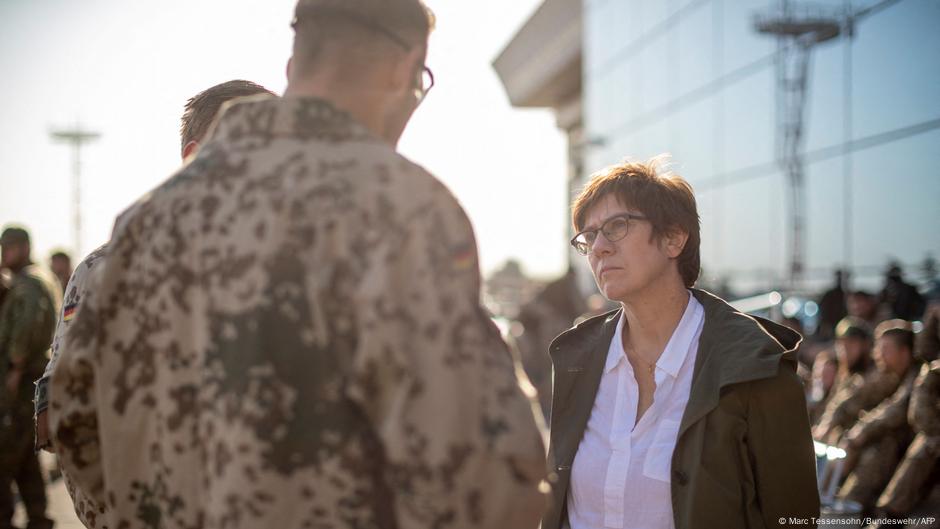 AKK empfängt Bundeswehrsoldaten in Taschkent