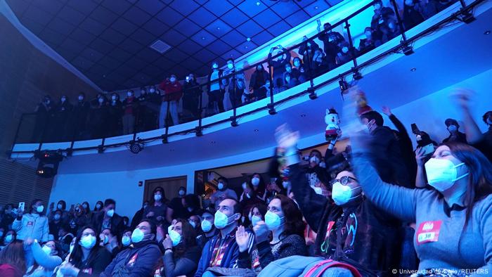 Chilenos vacinados assistem à apresentação da banda Chancho en Piedra em Santiago, Chile, em 26 de agosto de 2021, como parte de um estudo do Hospital Clinico da Universidade do Chile sobre a pandemia de coronavírus.