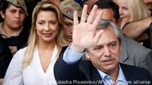 Alberto Fernandez (r), Präsidentschaftskandidat der Peronisten, steht vor Fabiola Yanez und winkt nach seiner Stimmabgabe. Die Bürger Argentiniens entscheiden am Sonntag, den 27.10.2019, über den Staats- und Regierungschef ihres krisengeschüttelten Landes. In den jüngsten Umfragen lag der konservative Präsident Macri deutlich hinter Fernández. +++ dpa-Bildfunk +++
