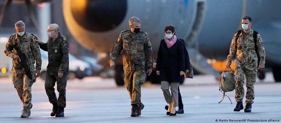 Die Konservative Annegret Kramp-Karrenbauer (2.v.r.) leitet das Verteidigungsportfolio in Deutschland Die Konservative Annegret Kramp-Karrenbauer (2.v.r.) leitet das Verteidigungsportfolio in Deutschland