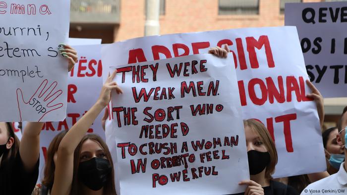 Protest gegen die Ermordung von Frauen und Mädchen im Kosovo 
