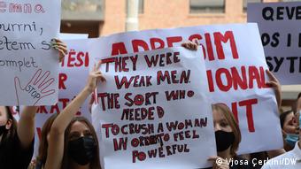 Protest gegen die Ermordung von Frauen und Mädchen im Kosovo 
