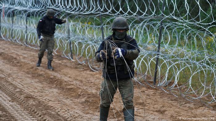 Grenze Polen-Belarus | Polnische Soldaten bauen einen Zaun Grenze Polen-Belarus | Polnische Soldaten bauen einen Zaun