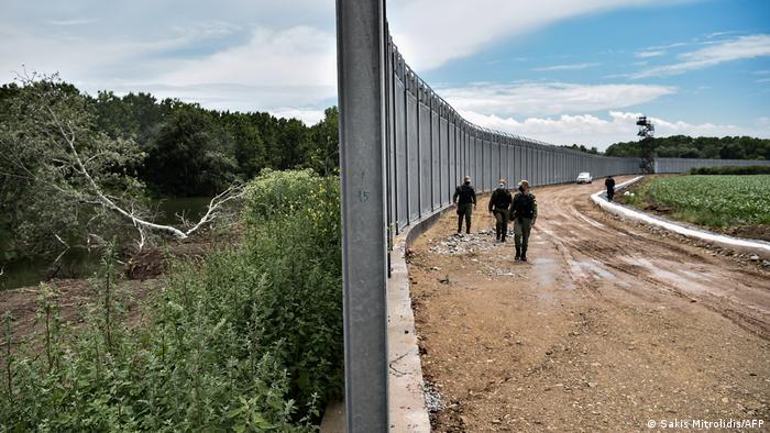 High walls like that along the Evros River dividing Turkey and Greece, are meant to deter irregular border crossings | Photo: Sakis Mitrolidis/AFP