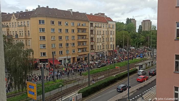 Des manifestants défilent à Prenzlauer Berg contre les restrictions liées aux coronavirus.