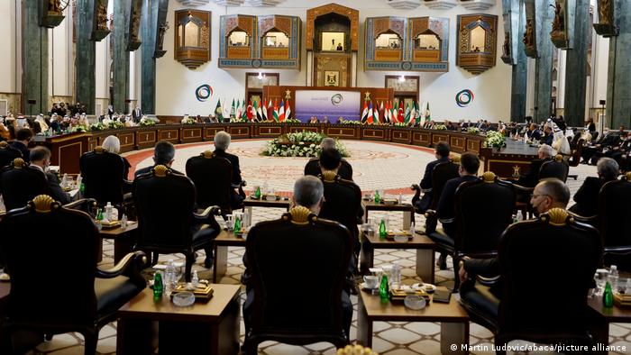 بدأت في بغداد ظهر اليوم السبت وقائع مؤتمر قمة بغداد للتعاون والشراكة بمشاركة 9 دول عربية وأجنبية ومنظمات عربية ودولية
