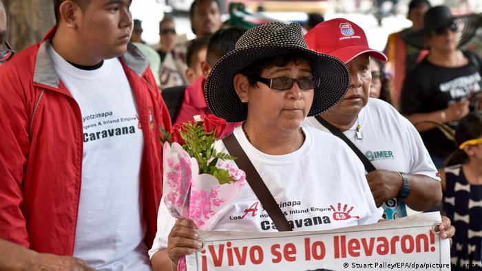 Las familias de los estudiantes desaparecidos de Ayotzinapa se manifiestan para que el Estado esclarezca las desapariciones.