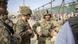El general de brigada de los marines estadounidenses Farrell J. Sullivan habla con un miembro de la fuerza de coalición italiana durante una evacuación en el aeropuerto internacional Hamid Karzai, en Kabul (Afganistán). El general de brigada de los marines estadounidenses Farrell J. Sullivan habla con un miembro de la fuerza de coalición italiana durante una evacuación en el aeropuerto internacional Hamid Karzai, en Kabul (Afganistán).