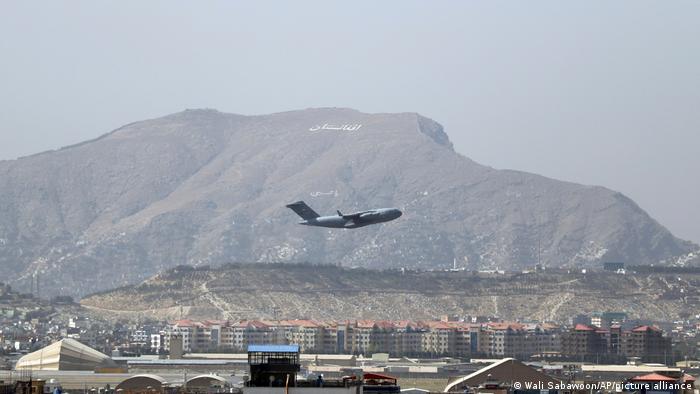Afghanistan| ein US-Militärflugzeug startet am Flughafen in Kabul