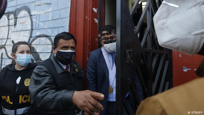 Foto de personal de la Policía en allanamiento de oficinas de Perú Libre