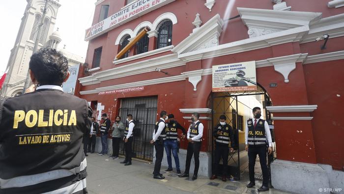 Foto de policías durante allanamiento de las oficinas del partido oficialista Perú Libre.