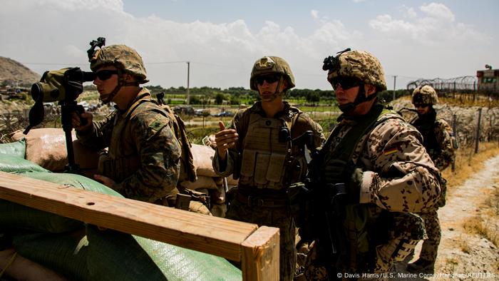 Schwer bewaffnete Soldaten aus Deutschland und den USA sichern einen Checkpoint am Flughafen in Kabul ab. Schwer bewaffnete Soldaten aus Deutschland und den USA sichern einen Checkpoint am Flughafen in Kabul ab.
