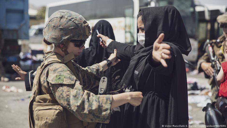 Afganistán: EE. UU. avisa de ″amenazas creíbles″ al aeropuerto en Kabul | El Mundo | DW - Vimarsana News