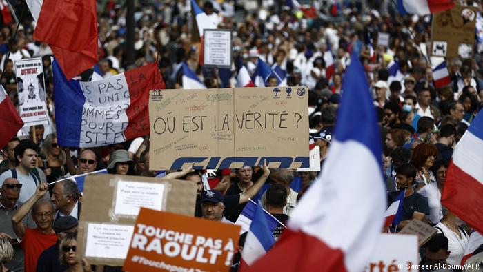 Frankreich Protest gegen Gesundheitspass in Paris 