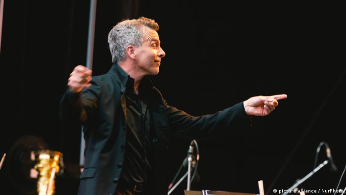 Dirk Kaftan conducts the orchestra.