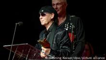 28/08/2021. Bonn***
Die Musiker Klaus Meine (l) und Rudolf Schenker von der Band Scorpions stehen mit ihrem Preis auf der Bühne bei der Verleihung der Europäischen Kulturpreise. Mit dem Europäischen Kulturpreis werden Persönlichkeiten, Initiativen, Künstler, Politiker oder Institutionen für herausragende Verdienste und Leistungen um und für Europa und seine Menschen geehrt.
