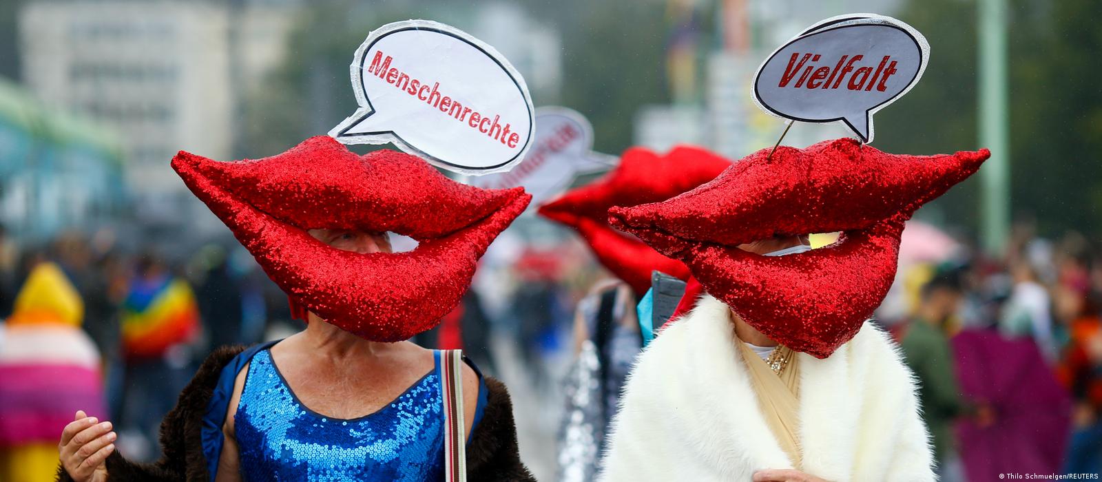 Тысячи людей приняли участие в гей-параде в Кельне – DW – 29.08.2021