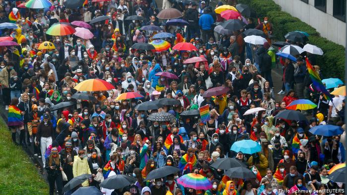Les participants porteront des parapluies et des masques faciaux lors du défilé de la fierté de Cologne