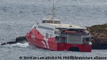 Fähre San Gwann der Reederei FRS ist auf der kleinen Insel zwischen Ibiza und Formentera auf Grund gelaufen. Die Katamaran-Schnellfähre war am späten Samstagabend auf dem Weg von Ibiza nach Formentera, als es auf die kleine Felseninsel zwischen den beiden Mittelmeerinseln auflief. An Bord seien 35 Passagiere und zwölf Besatzungsmitglieder gewesen, hieß es, zahlreiche Menschen wurden verletzt. +++ dpa-Bildfunk +++