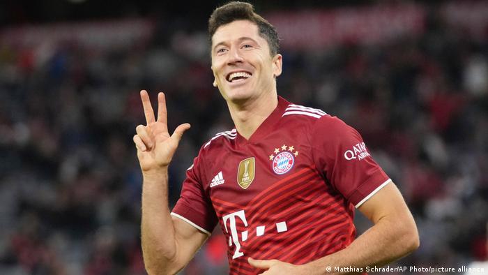Robert Lewandowski jubelt mit drei gereckten Fingern im Trikot des FC Bayern