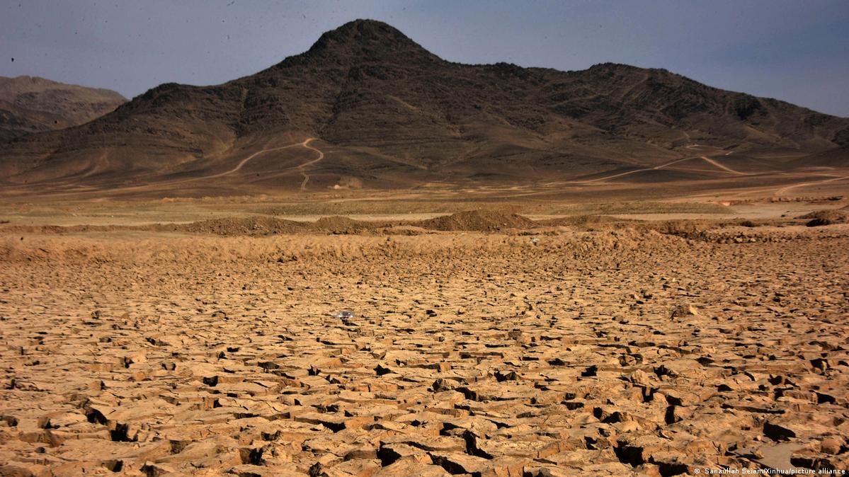 تغییر اقلیم خشکسالی و فقر را در افغانستان تشدید کرده است – DW – ۱۴۰۰/۱۰/۲