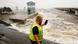 USA Hurrikan Ida | Ein Mann fotografiert das tosende Meer in Bay Saint Louis USA Hurrikan Ida | Ein Mann fotografiert das tosende Meer in Bay Saint Louis