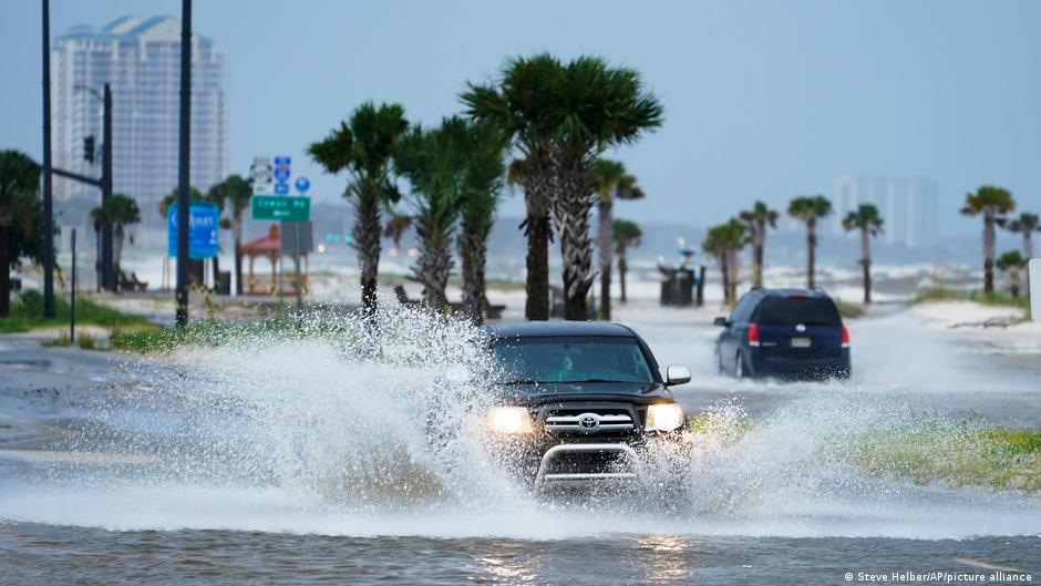 Hurricane Ida slams Louisiana, New Orleans loses power DW 08/30/2021