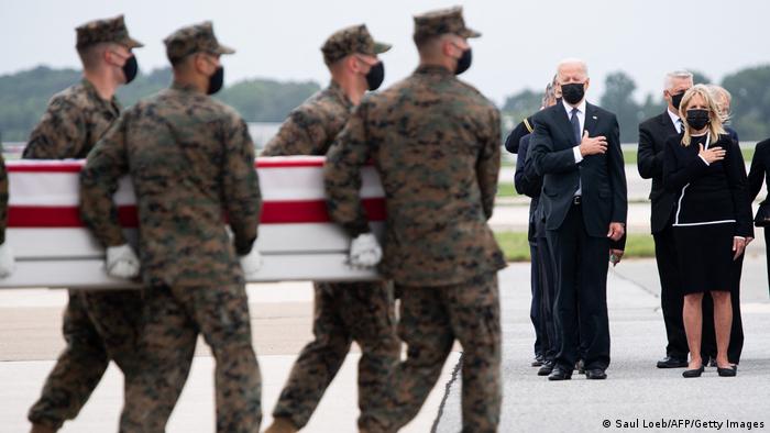 US Präsident Biden bei der Ankunft der der 13 in Kabul gefallenen US-Soldaten