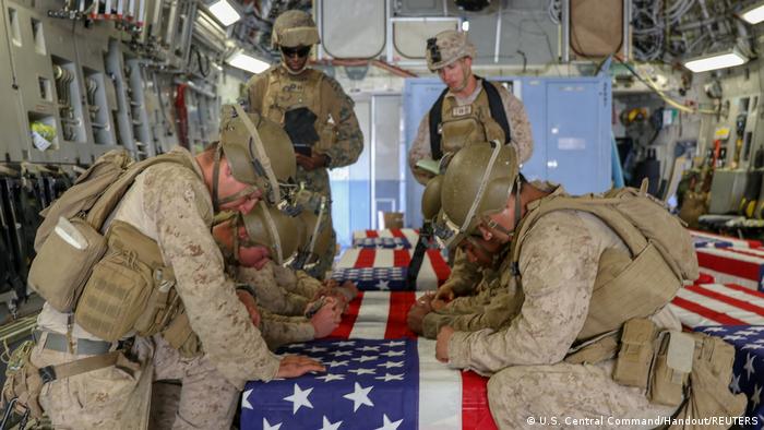 در واپسین روزهای حضور نظامیان آمریکایی در افغانستان ۱۳ سرباز با تابوت به آمریکا بازگشتند