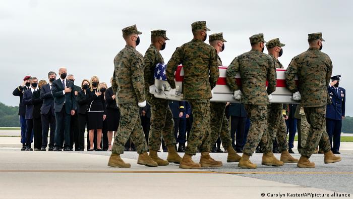 Biden acompanha chegada aos EUA dos corpos de 13 militares americanos vítimas de ataques em Cabul