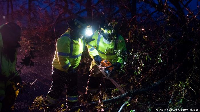 Fot de personal de emergencia que corta árboles caídos en Luisiana