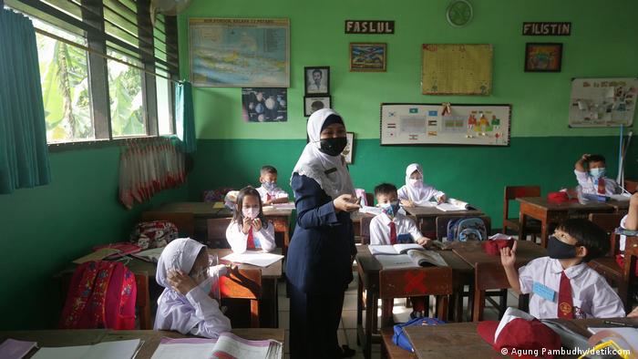 Seorang guru melakukan pelajaran di kelas sekolah di tengah penyebaran virus Corona di Indonesia. 