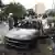 Mobil rusak akibat serangan roket di Kabul, Senin (30/08)