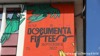 Der Schriftzug der documenta fifteen prangt an einer Kasseler Hauswand 